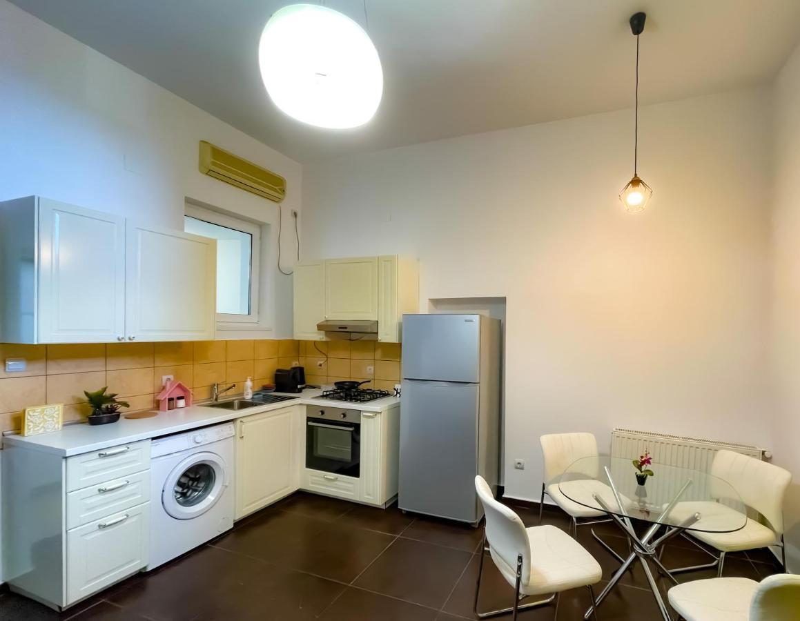 Appartement Cool Flat With Hot Tub In The Old Town à Bucarest Extérieur photo
