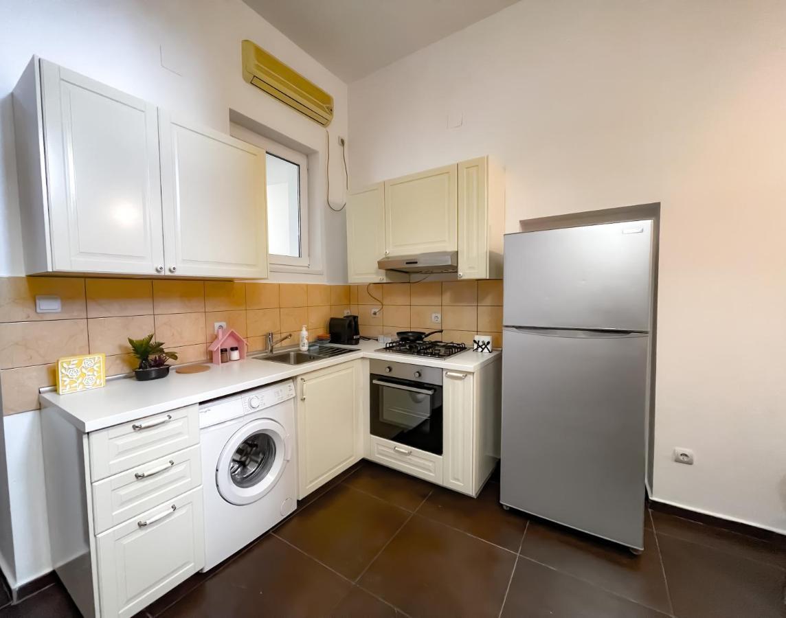 Appartement Cool Flat With Hot Tub In The Old Town à Bucarest Extérieur photo