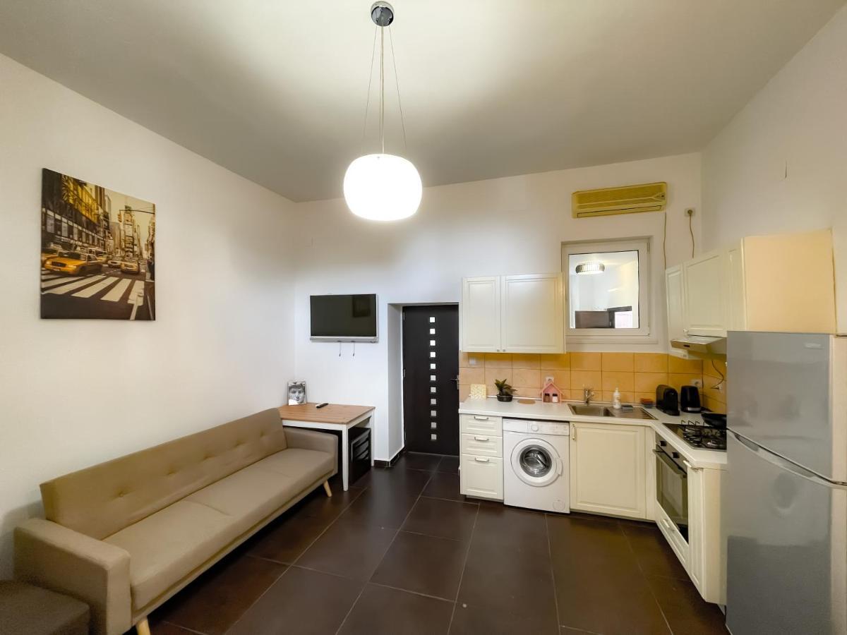 Appartement Cool Flat With Hot Tub In The Old Town à Bucarest Extérieur photo