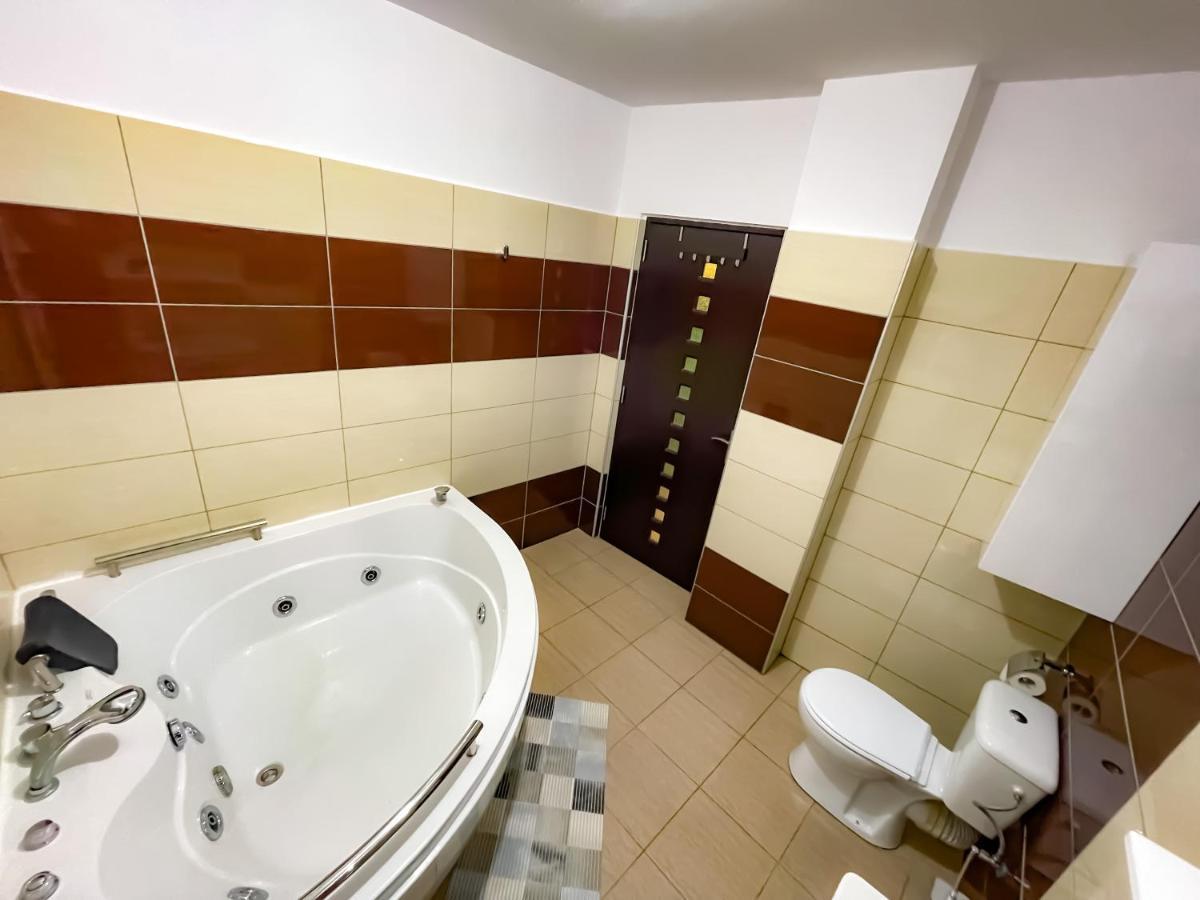 Appartement Cool Flat With Hot Tub In The Old Town à Bucarest Extérieur photo