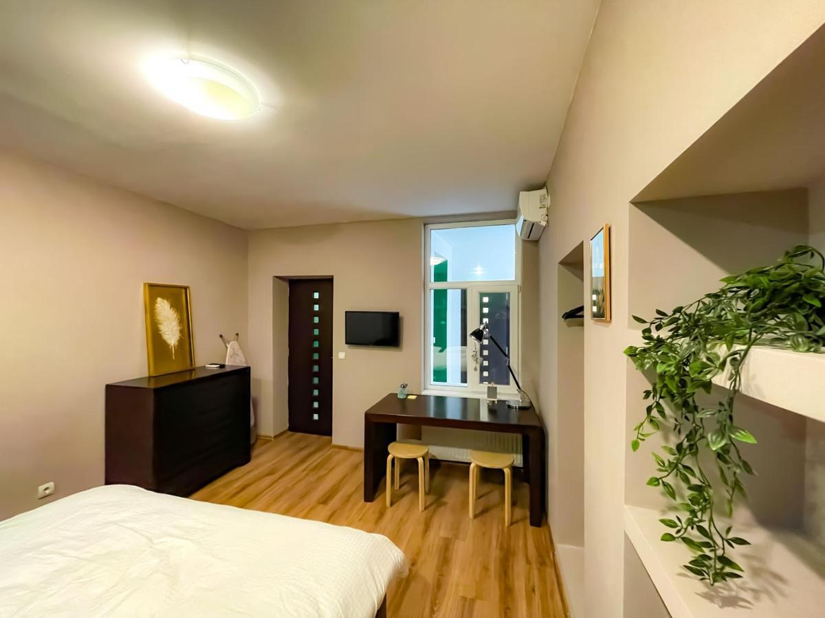 Appartement Cool Flat With Hot Tub In The Old Town à Bucarest Extérieur photo